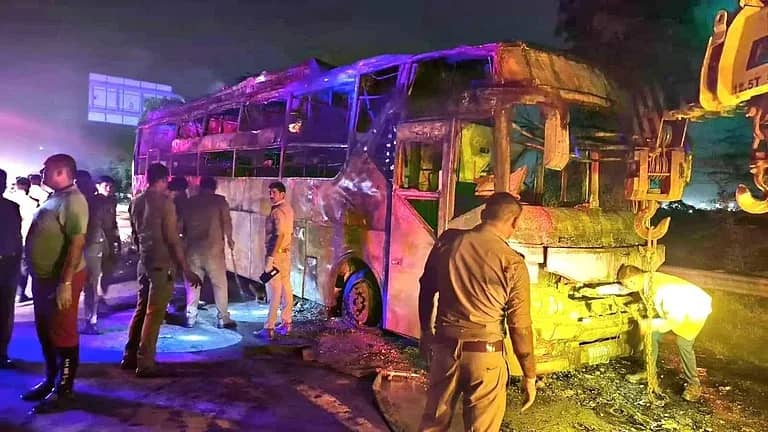 جلتی ہوئی بس کو کرین سے ہٹایا جا رہا ہے