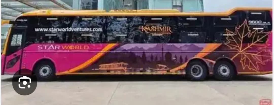 ایک گلابی اور پیلے رنگ کی بس جس پر "STAR WORLD" اور "KASHMIR" لکھا ہوا ہے۔
