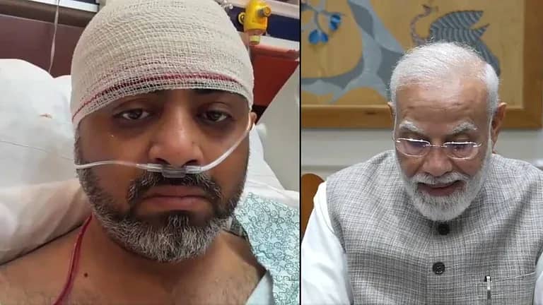 ایک شخص ہسپتال کے بستر پر لیٹا ہوا ہے اور دوسرا شخص ویڈیو کال پر بات کر رہا ہے۔