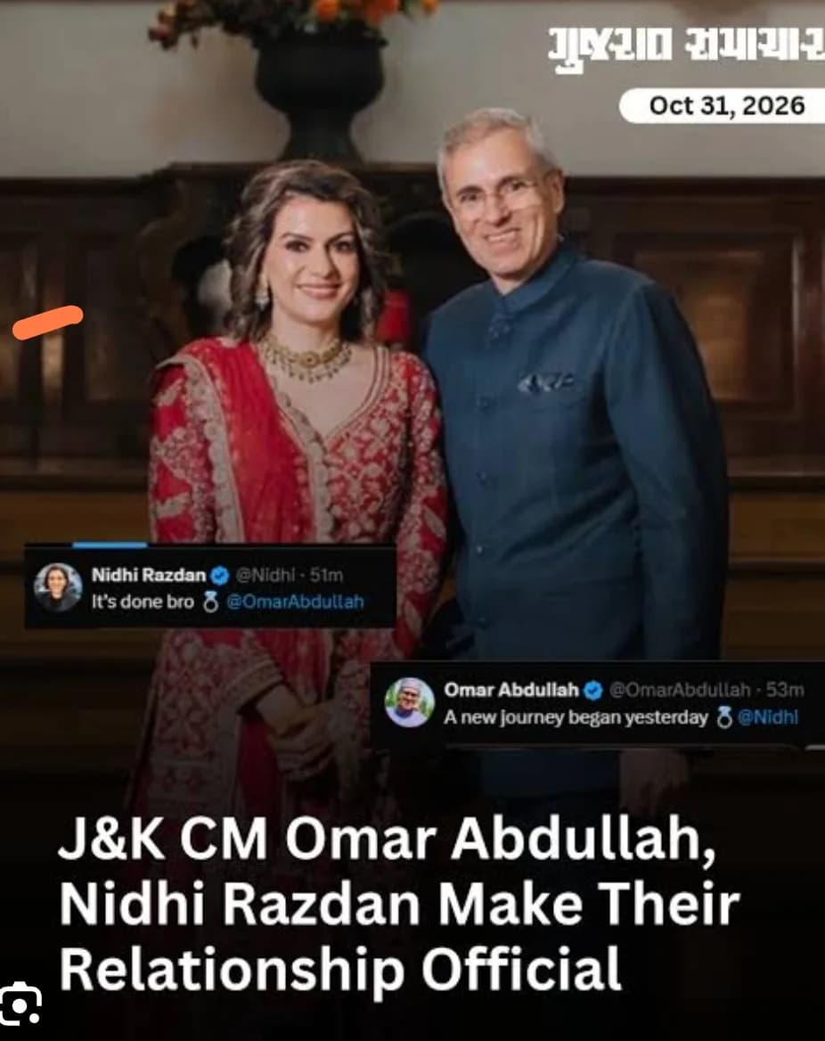 ایک جوڑا مسکرا رہا ہے، عورت سرخ لباس میں ہے اور مرد نیلے رنگ کے لباس میں ہے۔
