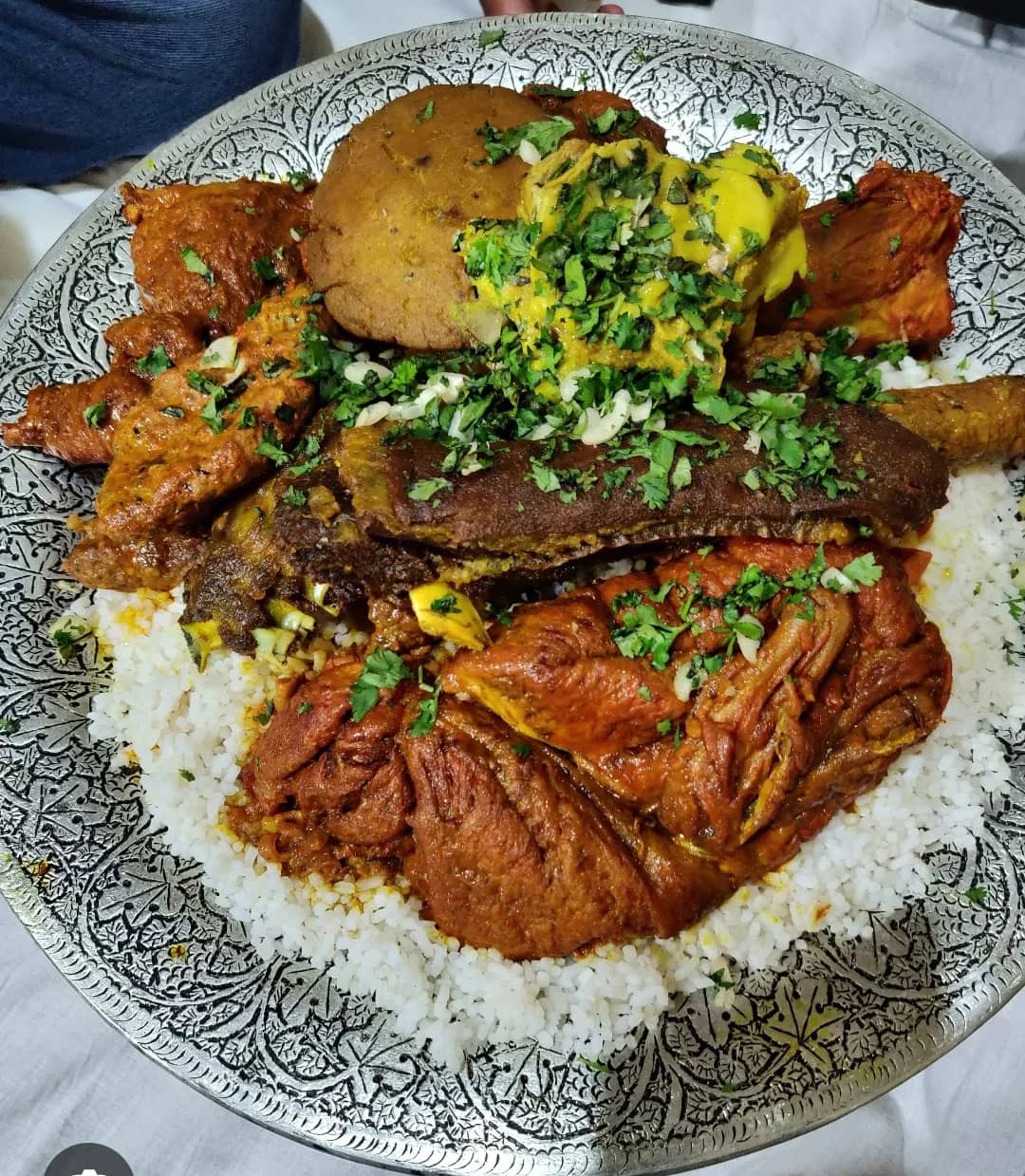 وادیٔ کشمیر میں شادیوں پر غیر شرعی رسومات اور فضول خرچی: ایک لمحۂ فکریہ وادیٔ کشمیر میں شادی بیاہ کی تقریبات دن بہ دن مہنگی ہوتی جا رہی ہیں۔ شادی، جو خوشی، محبت، خاندانی اتحاد اور سادگی کا ایک خوبصورت موقع ہونا چاہیے، آج بعض جگہوں پر غیر ضروری رسم و رواج، دکھاوے اور فضول خرچی کی نذر ہو رہی ہے۔ لوگ ا