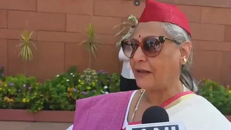 ایک خاتون سرخ ٹوپی اور دھوپ کے چشمے پہنے مائیکروفون میں بات کر رہی ہیں۔