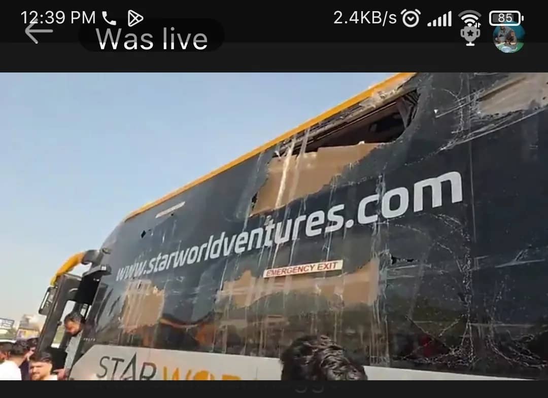 کشمیری نمبر پلیٹ والی بس پر ہریانہ میں مبینہ حملہ، ڈرائیور اور مسافروں کو ہراساں کرنے کا الزام گزشتہ رات تقریباً ساڑھے دس بجے ہریانہ میں کشمیر کی اسٹار ورلڈ بس کو مبینہ طور پر نشانہ بنایا گیا۔ اطلاعات کے مطابق، بعض شراب کے نشے میں دھت افراد نے بس میں سوار مسافروں کے ساتھ بدسلوکی کی اور ڈرائیور و گا