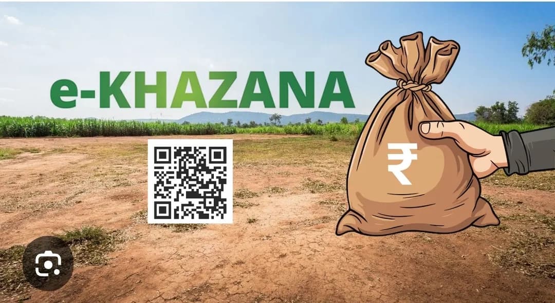 ایک ہاتھ میں روپے کا تھیلا ہے، جس کے ساتھ "e-KHAZANA" لکھا ہے اور ایک QR کوڈ ہے۔