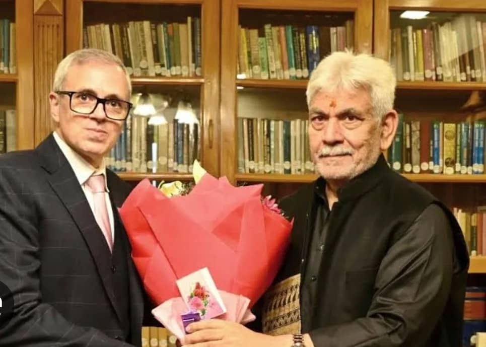 ایک آدمی گلابی پھولوں کا گلدستہ دوسرے آدمی کو دے رہا ہے، دونوں ایک لائبریری میں کھڑے ہیں۔