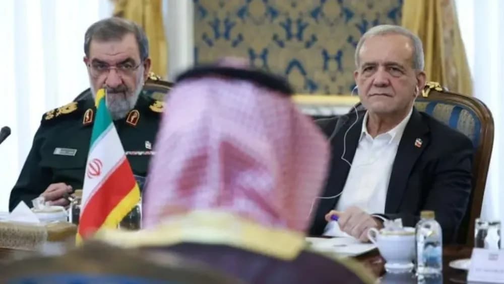 ایک ایرانی فوجی افسر اور ایک سوٹ میں ملبوس شخص ایک میز پر بیٹھے ہیں۔
