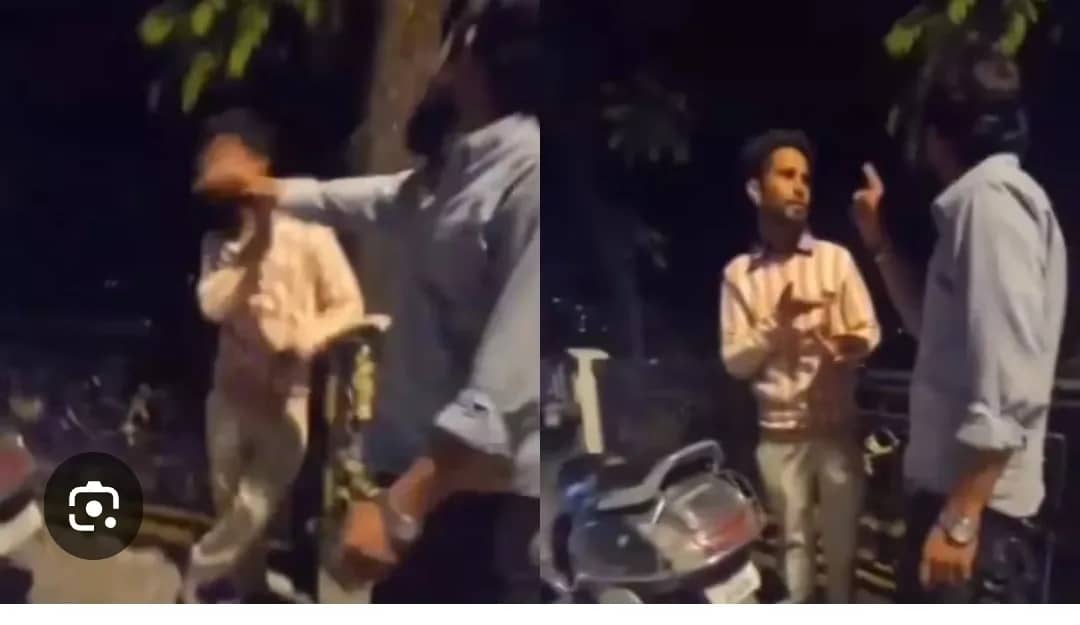 رات کے وقت دو آدمی آپس میں بات کر رہے ہیں، ایک آدمی دوسرے کو تھپڑ مار رہا ہے۔