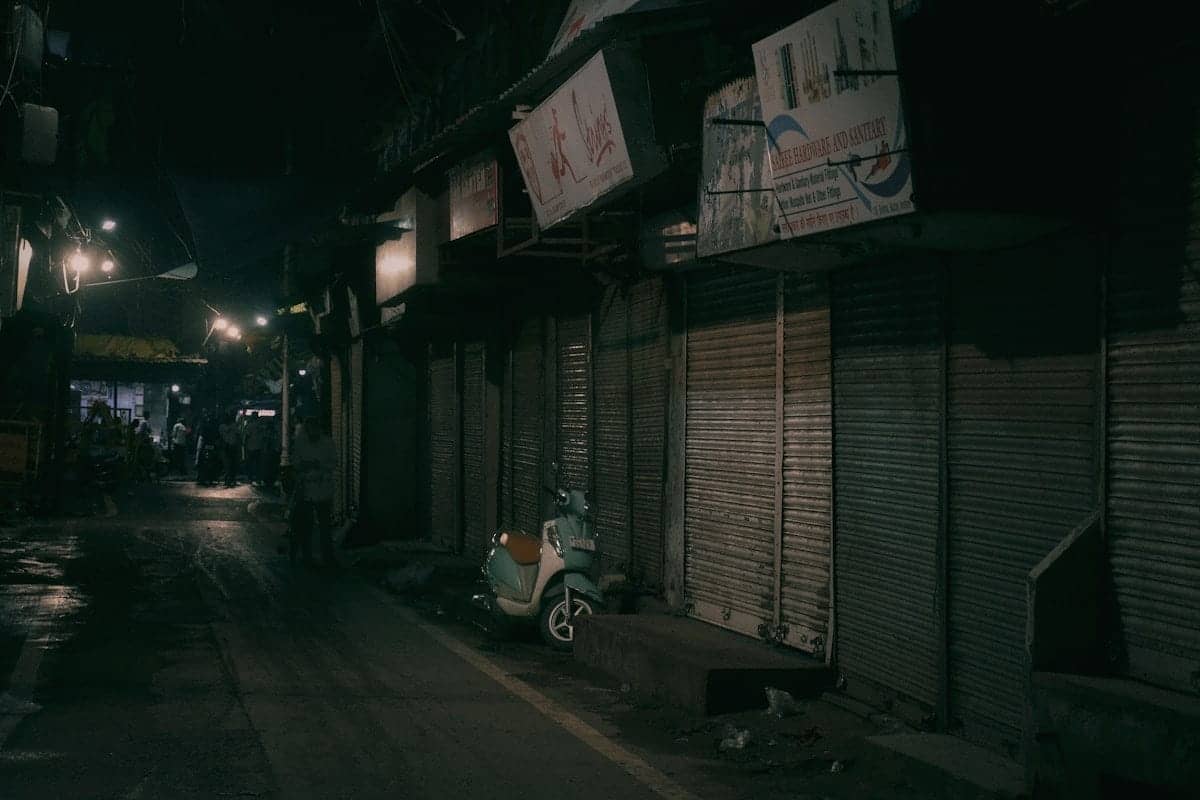 رات کے وقت بازار میں بند دکانوں کے شٹر