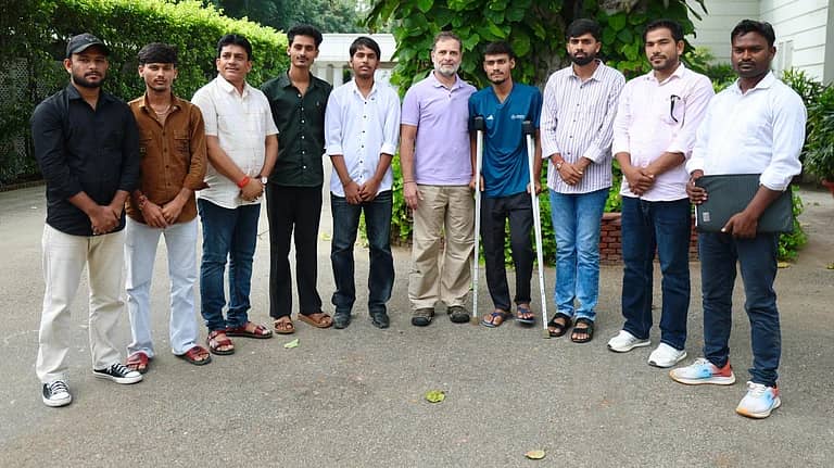 راہل گاندھی بہار طلبہ تحریک کے دوران زخمی ہونے والے نوجوانوں سے ملاقات کر رہے ہیں اور ان سے بات چیت کر رہے ہیں۔
