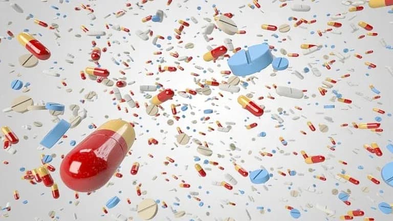 مختلف رنگوں اور سائز کی گولیاں اور کیپسول ہوا میں تیر رہے ہیں۔