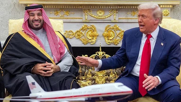 سعودی شہزادہ محمد بن سلمان اور ڈونلڈ ٹرمپ ایک کمرے میں بیٹھے ہیں۔