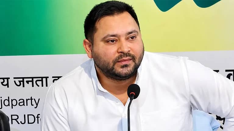 تیجسوی یادو مرکزی حکومت کی مہنگائی پالیسیوں پر تنقید کرتے ہوئے، پس منظر میں مہنگائی سے متاثرہ عوام کی تصویر