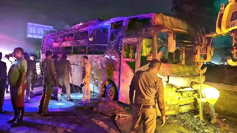 جلتی ہوئی بس کو کرین سے ہٹایا جا رہا ہے