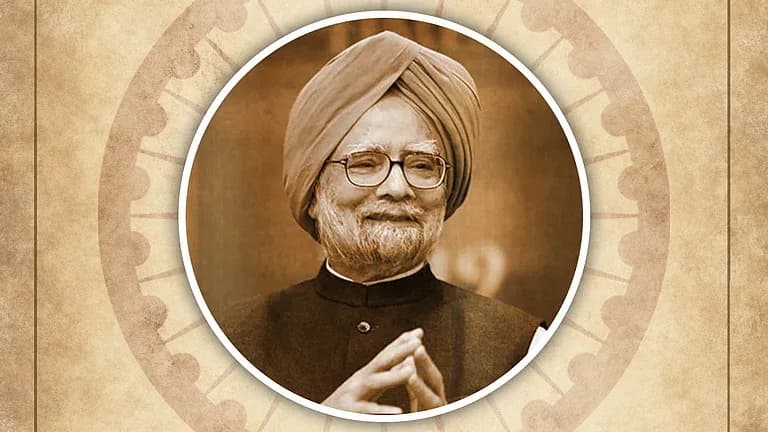 ایک بزرگ شخص ٹوپی اور چشمے پہنے ہوئے ہاتھ جوڑے ہوئے ہے۔