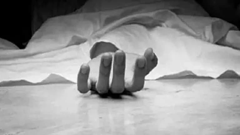 ایک شخص کا ہاتھ بستر پر پڑا ہوا ہے