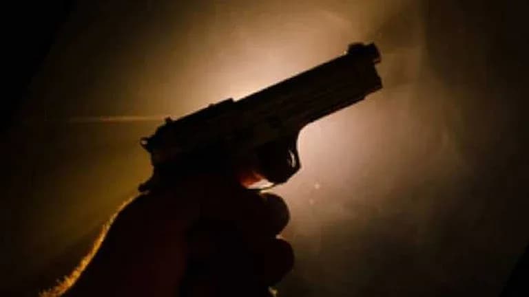 ایک ہاتھ میں بندوق پکڑے ہوئے شخص کی تصویر