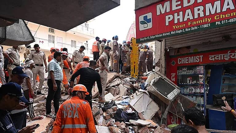دہلی کے ستیہ نکیتن میں منہدم عمارت کا ملبہ، جہاں امدادی کارروائی جاری ہے۔