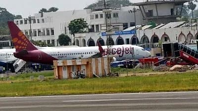 ایک سپائس جیٹ طیارہ ہوائی اڈے پر کھڑا ہے