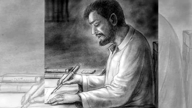ایک داڑھی والا آدمی قلم سے لکھ رہا ہے، اس کے سامنے کتابیں اور کاغذات ہیں۔