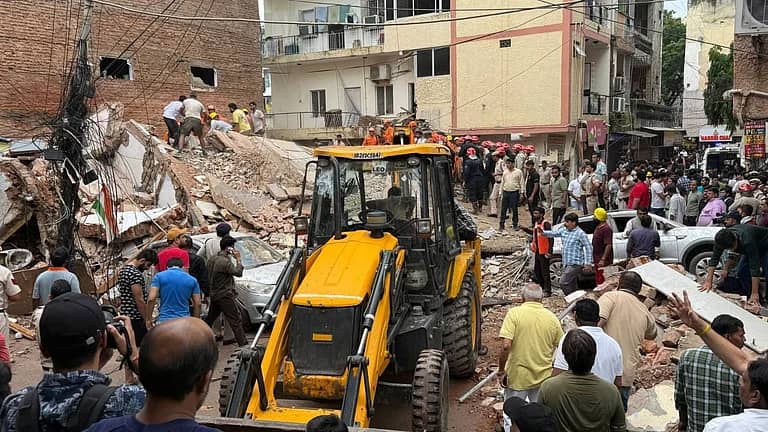 دہلی کے ستیہ نکیتن میں منہدم عمارت کا منظر جہاں ریسکیو اہلکار ملبہ ہٹانے اور پھنسے افراد کو بچانے میں مصروف ہیں۔