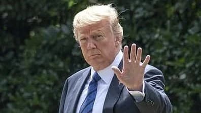 ہندوستان اور روس کے جھنڈے ایک ساتھ، تیل کی پائپ لائن کے ساتھ، جو امریکی پابندیوں کے خطرے کو ظاہر کرتی ہے۔