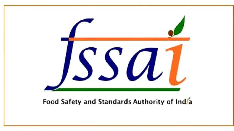 FSSAI کا لوگو، جس میں نیلے رنگ کے حروف 'fssai' اور نارنجی رنگ کی لکیر ہے، جس کے اوپر ایک پتی اور ایک نقطہ ہے۔